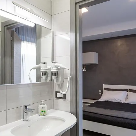 Amica Geniale نابولي